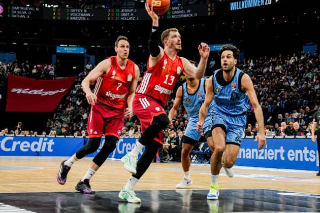 Germany easyCredit BBL, Main Round 2025 26, 22 Matchday Veolia Towers Hamburg vs FC Bayern München Basketball Barclays Arena Hamburg Andreas Obst FC Bayern München Basketball, 13 , Johannes Voigtmann FC Bayern München Basketball, 7 , Kenneth Ogbe Veolia Towers Hamburg, 25 , Benedikt Turudic Veolia Towers Hamburg, 44 Copyright: xStefanxTrochax