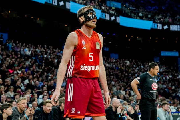 Germany easyCredit BBL, Main Round 2025 26, 22 Matchday Veolia Towers Hamburg vs FC Bayern Munich Basketball Barclays Arena Hamburg Niels Giffey FC Bayern Munich Basketball, 5 , Referee Copyright: xStefanxTrochax