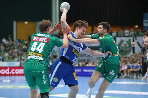 Handball DAIKIN HBL, SC DHfK Leipzig ThSV Eisenach 29 03 2026 Felix Aellen 22, ThSV Eisenach between Blaer Hinriksson 44, SC DHfK Leipzig and Marko Mamic 14, SC DHfK Leipzig Handball, DAIKIN HBL, 1 Bundesliga, Season 2025 2026, 26 Matchday SC DHfK Leipzig vs ThSV Eisenach on 29 03 2026 at Quarterback Immobilien Arena Leipzig Copyright: xBEAUTIFULxSPORTS JanxKaeferx