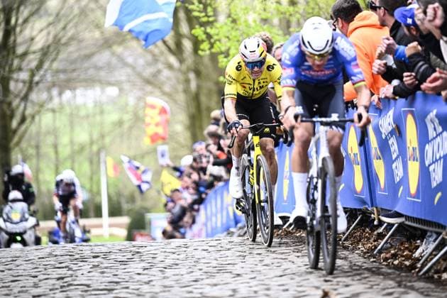 Belgian Wout van Aert of Team Visma-Lease a Bike and Dutch Mathieu van der Poel of Alpecin-Premier Tech pictured in action on Kemmelberg during the men elite Middelkerke-Wevelgem - In Flanders Fields one day cycling race, 240.8 km from Middelkerke to Wevelgem, on Sunday 29 March 2026. JASPERxJACOBS  x169249826x