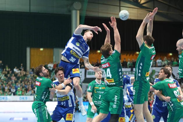 Handball DAIKIN HBL, SC DHfK Leipzig ThSV Eisenach 29 03 2026 Dominik Solak 30, ThSV Eisenach climbs up against the entire Leipzig block Handball, DAIKIN HBL, 1 Bundesliga, Season 2025 2026, Matchday 26 SC DHfK Leipzig vs ThSV Eisenach on 29 03 2026 at Quarterback Immobilien Arena Leipzig Copyright: xBEAUTIFULxSPORTS JanxKaeferx