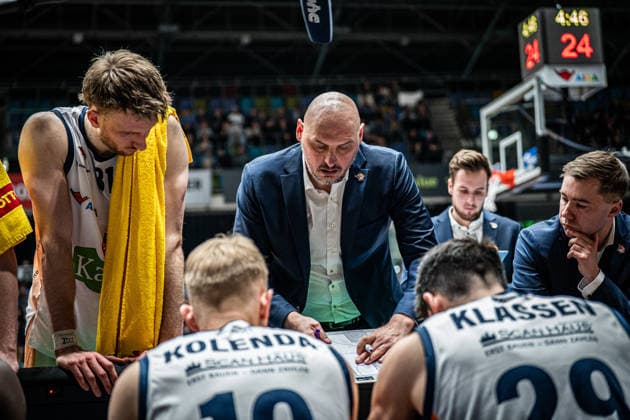 29 03 2026, xhfmx, Basketball easyCredit BBL Bundesliga, Frankfurt Skyliners Rostock Seawolves PrzemysÅaw Frasunkiewicz Coach Rostock Seawolves DFL DFB REGULATIONS PROHIBIT ANY USE OF PHOTOGRAPHS as IMAGE SEQUENCES and or QUASI VIDEO Frankfurt am Main