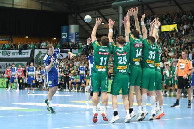 Handball DAIKIN HBL, SC DHfK Leipzig ThSV Eisenach 29 03 2026 Max Beneke 9, ThSV Eisenach with a free throw against the complete Leipzig defensive block Handball, DAIKIN HBL, 1 Bundesliga, Saison 2025 2026, 26 Spieltag SC DHfK Leipzig vs ThSV Eisenach am 29 03 2026 in der Quarterback Immobilien Arena Leipzig Copyright: xBEAUTIFULxSPORTS JanxKaeferx