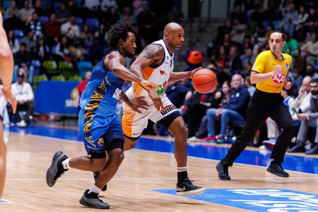 easycredit BBL, Frankfurt Skyliners Rostock Seawolves, 29 03 2026 DeAndre Lansdowne Rostock Seawolves, 9 in the build-up against Isaiah Swope Frankfurt Skyliners, 1 game of the easycredit BBL Frankfurt Skyliners Rostock Seawolves on matchday 26 of the 25 26 season at Süwag Energie ARENA on 29 03 2026 Copyright: xBEAUTIFULxSPORTS Hahnex
