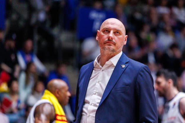 easycredit BBL, Frankfurt Skyliners Rostock Seawolves, 29 03 2026 Coach Przemyslaw Frasunkiewicz Rostock Seawolves frustrated on the sideline Game of the easycredit BBL Frankfurt Skyliners Rostock Seawolves on matchday 26 of the 25 26 season in the Süwag Energie ARENA on 29 03 2026 Copyright: xBEAUTIFULxSPORTS Hahnex