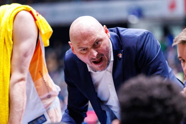 easycredit BBL, Frankfurt Skyliners Rostock Seawolves, 29 03 2026 Coach Przemyslaw Frasunkiewicz Rostock Seawolves gets loud during the timeout speech Game of the easycredit BBL Frankfurt Skyliners Rostock Seawolves on matchday 26 of the 25 26 season in the Süwag Energie ARENA on 29 03 2026 Copyright: xBEAUTIFULxSPORTS Hahnex