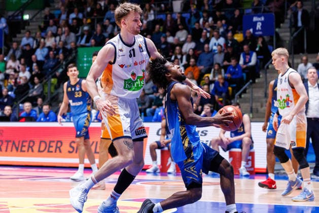 easycredit BBL, Frankfurt Skyliners Rostock Seawolves, 29 03 2026 Andy van Vliet Rostock Seawolves, 81 with an unsportsmanlike foul on Isaiah Swope Frankfurt Skyliners, 1 game of the easycredit BBL Frankfurt Skyliners Rostock Seawolves on matchday 26 of the 25 26 season at the Süwag Energie ARENA on 29 03 2026 Copyright: xBEAUTIFULxSPORTS Hahnex