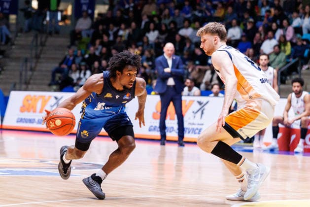 easycredit BBL, Frankfurt Skyliners Rostock Seawolves, 29 03 2026 Isaiah Swope Frankfurt Skyliners, 1 in the build-up against Andy van Vliet Rostock Seawolves, 81 Game of the easycredit BBL Frankfurt Skyliners Rostock Seawolves on Matchday 26 of the 25 26 season at the Süwag Energie ARENA on 29 03 2026 Copyright: xBEAUTIFULxSPORTS Hahnex