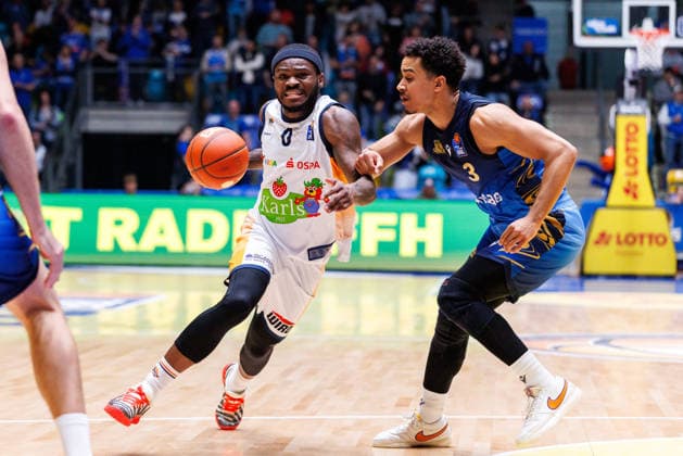 easycredit BBL, Frankfurt Skyliners Rostock Seawolves, 29 03 2026 TJ Crockett Jr Rostock Seawolves, 0 in the build-up against Garai Zeeb Frankfurt Skyliners, 3 Game of the easycredit BBL Frankfurt Skyliners Rostock Seawolves on Matchday 26 of the 25 26 season at Süwag Energie ARENA on 29 03 2026 Copyright: xBEAUTIFULxSPORTS Hahnex