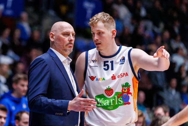 easycredit BBL, Frankfurt Skyliners Rostock Seawolves, 29 03 2026 Coach Przemyslaw Frasunkiewicz Rostock Seawolves on the sideline in conversation with Bent Leuchten Rostock Seawolves, 51 Game of the easycredit BBL Frankfurt Skyliners Rostock Seawolves on matchday 26 of the 25 26 season in the Süwag Energie ARENA on 29 03 2026 Copyright: xBEAUTIFULxSPORTS Hahnex