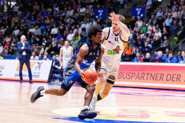 easycredit BBL, Frankfurt Skyliners Rostock Seawolves, 29 03 2026 Isaiah Swope Frankfurt Skyliners, 1 passes Andy van Vliet Rostock Seawolves, 81 towards the basket Game of the easycredit BBL Frankfurt Skyliners Rostock Seawolves on matchday 26 of the 25 26 season in the Süwag Energie ARENA on 29 03 2026 Copyright: xBEAUTIFULxSPORTS Hahnex