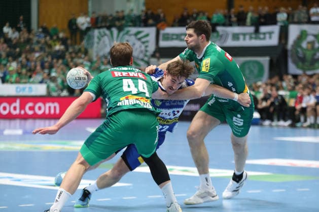 Handball DAIKIN HBL, SC DHfK Leipzig ThSV Eisenach 29 03 2026 Felix Aellen 22, ThSV Eisenach gets stuck in the pincer between Blaer Hinriksson 44, SC DHfK Leipzig and Marko Mamic 14, SC DHfK Leipzig Handball, DAIKIN HBL, 1 Bundesliga, Season 2025 2026, Matchday 26 SC DHfK Leipzig vs ThSV Eisenach on 29 03 2026 at Quarterback Immobilien Arena Leipzig Copyright: xBEAUTIFULxSPORTS JanxKaeferx