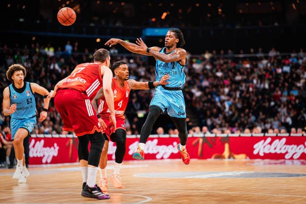 Easycredit BBL Veolia Towers Hamburg FC Bayern Munich Basketball, 29 03 2026 Leonard Thorpe Jr Veolia Towers Hamburg, 2 passes the ball Easycredit BBL Veolia Towers Hamburg vs FC Bayern Munich Basketball on 29 03 2026 at Barclays Arena, Hamburg Copyright: xBEAUTIFULxSPORTS Tonhäuserx