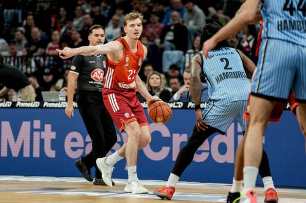 Germany easyCredit BBL, Main Round 2025 26, 22 Matchday Veolia Towers Hamburg vs FC Bayern Munich Basketball Barclays Arena Hamburg Justus Hollatz FC Bayern Munich Basketball, 21 , conducts match, Leonard Thorpe Jr Veolia Towers Hamburg, 2 , Benedikt Turudic Veolia Towers Hamburg, 44 , referee Copyright: xStefanxTrochax