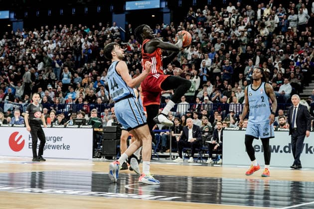 Germany easyCredit BBL, Main Round 2025 26, 22 Matchday Veolia Towers Hamburg vs FC Bayern München Basketball Barclays Arena Hamburg Lay Up Korbleger, Wenyen Gabriel FC Bayern München Basketball, 32 , Benedikt Turudic Veolia Towers Hamburg, 44 , Leonard Thorpe Jr Veolia Towers Hamburg, 2 , Svetislav Pesic FC Bayern München Basketball, Headcoach Copyright: xStefanxTrochax