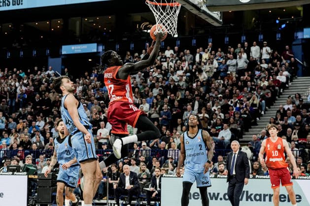 Germany easyCredit BBL, Main Round 2025 26, 22 Matchday Veolia Towers Hamburg vs FC Bayern München Basketball Barclays Arena Hamburg Justus Hollatz FC Bayern München Basketball, 21 , Benedikt Turudic Veolia Towers Hamburg, 44 , Devon Daniels Veolia Towers Hamburg, 21 , Justinian Jessup FC Bayern München Basketball, 10 , Lay Up Korbleger, Svetislav Pesic FC Bayern München Basketball, Headcoach Copyright: xStefanxTrochax