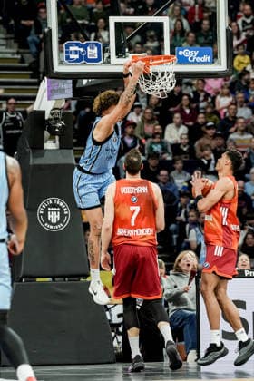 Germany easyCredit BBL, Main Round 2025 26, 22 Matchday Veolia Towers Hamburg vs FC Bayern Munich Basketball Barclays Arena Hamburg Zacharie Perrin Veolia Towers Hamburg, 52 , Johannes Voigtmann FC Bayern Munich Basketball, 7 , Oscar da Silva FC Bayern Munich Basketball, 1 Copyright: xStefanxTrochax