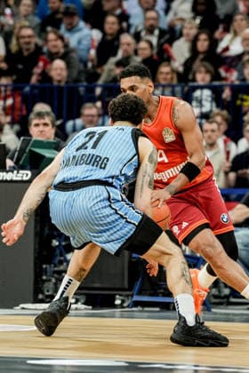 Germany easyCredit BBL, Main Round 2025 26, 22 Matchday Veolia Towers Hamburg vs FC Bayern Munich Basketball Barclays Arena Hamburg Devon Daniels Veolia Towers Hamburg, 21 , Xavier Rathan Mayes FC Bayern Munich Basketball, 4 Copyright: xStefanxTrochax