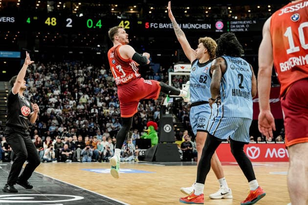 Germany easyCredit BBL, Main Round 2025 26, 22 Matchday Veolia Towers Hamburg vs FC Bayern Munich Basketball Barclays Arena Hamburg Andreas Obst FC Bayern Munich Basketball, 13 , Leonard Thorpe Jr Veolia Towers Hamburg, 2 , Zacharie Perrin Veolia Towers Hamburg, 52 , Justinian Jessup FC Bayern Munich Basketball, 10 Copyright: xStefanxTrochax