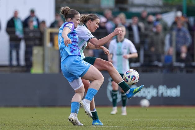 from left Paulina Platner SGS Essen, 25 and Larissa Mühlhaus SV Werder Bremen, 7 in a duel, dynamic, action, action, game scene, THE DFB REGULATIONS PROHIBIT ANY USE OF PHOTOGRAPHS AS IMAGE SEQUENCES AND OR QUASI VIDEO , 29 03 2026, Bremen Germany , Football, Google Pixel Womens Bundesliga, SV Werder Bremen SGS Essen xobx