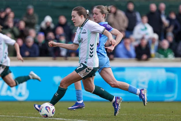 from left Mara Alber SV Werder Bremen, 37 and Beke Sterner SGS Essen, 19 in running duel, duel, dynamics, action, action, game scene, THE DFB REGULATIONS PROHIBIT ANY USE OF PHOTOGRAPHS AS IMAGE SEQUENCES AND OR QUASI VIDEO , 29 03 2026, Bremen Germany , Football, Google Pixel Womens Bundesliga, SV Werder Bremen SGS Essen xobx