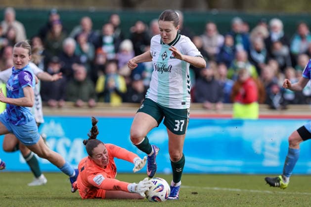 from left Luisa Palmen goalkeeper, goalkeeper, SGS Essen, 21 and Mara Alber SV Werder Bremen, 37 in duel, duel, dynamics, action, action, game scene, THE DFB REGULATIONS PROHIBIT ANY USE OF PHOTOGRAPHS AS IMAGE SEQUENCES AND OR QUASI VIDEO , 29 03 2026, Bremen Germany , Football, Google Pixel Womens Bundesliga, SV Werder Bremen SGS Essen xobx