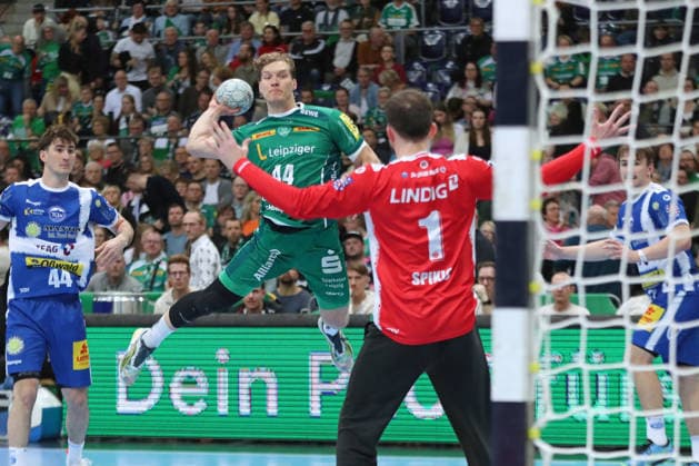 Handball DAIKIN HBL, SC DHfK Leipzig ThSV Eisenach 29 03 2026 Blaer Hinriksson 44, SC DHfK Leipzig throws against goalkeeper Matija Spikic 1, ThSV Eisenach Handball, DAIKIN HBL, 1 Bundesliga, Season 2025 2026, 26 Matchday SC DHfK Leipzig vs ThSV Eisenach on 29 03 2026 at Quarterback Immobilien Arena Leipzig Copyright: xBEAUTIFULxSPORTS JanxKaeferx
