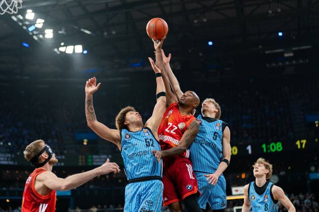 Zacharie Perrin Veolia Towers Hamburg, 52 , Isiaha Mike FC Bayern Muenchen Basketball, 22 and Zsombor Maronka Veolia Towers Hamburg, 05 Fight for the ball, GER, Veolia Towers Hamburg vs FC Bayern Muenchen Basketball, Basketball, Bundesliga, Matchday 22, Season 2025 2026, 29 03 2026 GER, Veolia Towers Hamburg vs FC Bayern Muenchen Basketball, Basketball, Bundesliga, Matchday 22, Season 2025 2026, 29 03 2026 Hamburg Copyright: xEibner-Pressefoto MaxxVincenx EP_MVN