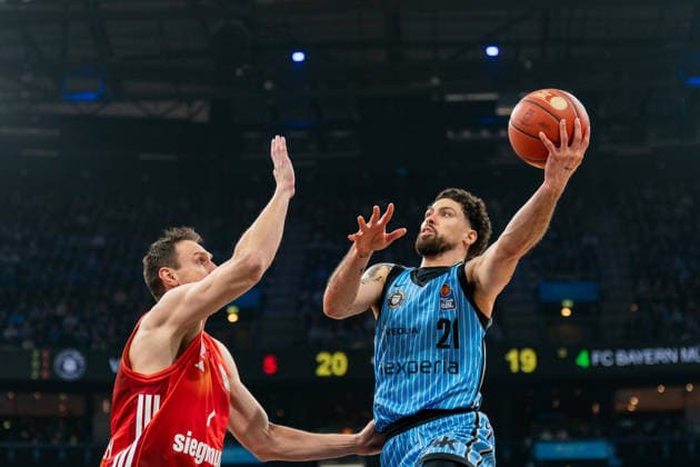 Devon Daniels Veolia Towers Hamburg, 21 at basketball, Johannes Voigtmann FC Bayern Muenchen Basketball, 07 , GER, Veolia Towers Hamburg vs FC Bayern Muenchen Basketball, Basketball, Bundesliga, Matchday 22, Season 2025 2026, 29 03 2026 GER, Veolia Towers Hamburg vs FC Bayern Muenchen Basketball, Basketball, Bundesliga, Matchday 22, Season 2025 2026, 29 03 2026 Hamburg Copyright: xEibner-Pressefoto MaxxVincenx EP_MVN
