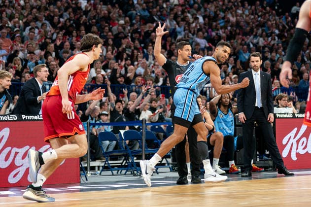 Kenneth Ogbe Veolia Towers Hamburg, 25 cheers, GER, Veolia Towers Hamburg vs FC Bayern Muenchen Basketball, Basketball, Bundesliga, Matchday 22, Season 2025 2026, 29 03 2026 GER, Veolia Towers Hamburg vs FC Bayern Muenchen Basketball, Basketball, Bundesliga, Matchday 22, Season 2025 2026, 29 03 2026 Hamburg Copyright: xEibner-Pressefoto MaxxVincenx EP_MVN