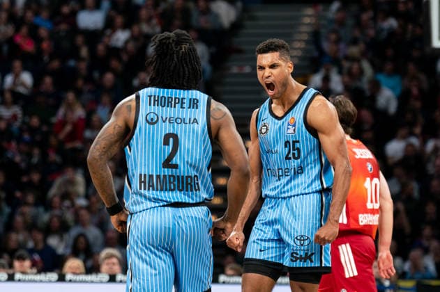 Kenneth Ogbe Veolia Towers Hamburg, 25 cheers with Leonard Thorpe Jr Veolia Towers Hamburg, 02 , GER, Veolia Towers Hamburg vs FC Bayern Muenchen Basketball, Basketball, Bundesliga, Matchday 22, Season 2025 2026, 29 03 2026 GER, Veolia Towers Hamburg vs FC Bayern Muenchen Basketball, Basketball, Bundesliga, Matchday 22, Season 2025 2026, 29 03 2026 Hamburg Copyright: xEibner-Pressefoto MaxxVincenx EP_MVN