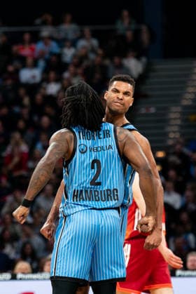 Kenneth Ogbe Veolia Towers Hamburg, 25 cheers with Leonard Thorpe Jr Veolia Towers Hamburg, 02 , GER, Veolia Towers Hamburg vs FC Bayern Muenchen Basketball, Basketball, Bundesliga, Matchday 22, Season 2025 2026, 29 03 2026 GER, Veolia Towers Hamburg vs FC Bayern Muenchen Basketball, Basketball, Bundesliga, Matchday 22, Season 2025 2026, 29 03 2026 Hamburg Copyright: xEibner-Pressefoto MaxxVincenx EP_MVN