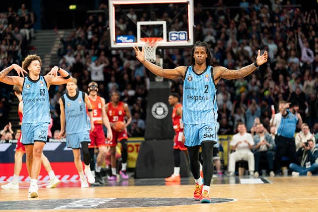 Leonard Thorpe Jr Veolia Towers Hamburg, 02 cheers cheers, Zacharie Perrin Veolia Towers Hamburg, 52 , GER, Veolia Towers Hamburg vs FC Bayern Muenchen Basketball, Basketball, Bundesliga, Matchday 22, Season 2025 2026, 29 03 2026 GER, Veolia Towers Hamburg vs FC Bayern Muenchen Basketball, Basketball, Bundesliga, Matchday 22, Season 2025 2026, 29 03 2026 Hamburg Copyright: xEibner-Pressefoto MaxxVincenx EP_MVN