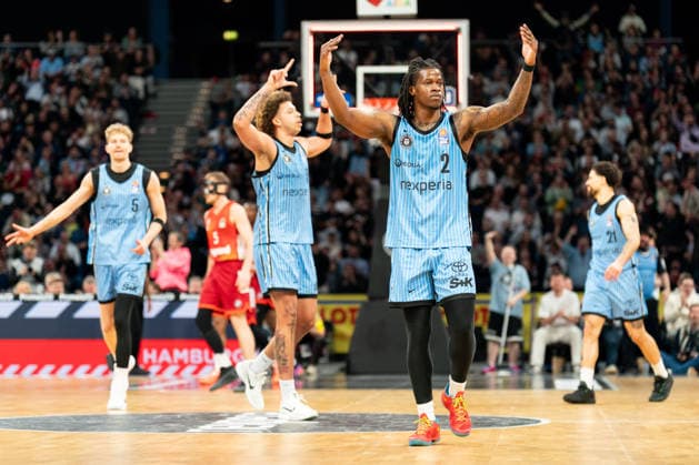Leonard Thorpe Jr Veolia Towers Hamburg, 02 cheers cheers, Zacharie Perrin Veolia Towers Hamburg, 52 , GER, Veolia Towers Hamburg vs FC Bayern Muenchen Basketball, Basketball, Bundesliga, Matchday 22, Season 2025 2026, 29 03 2026 GER, Veolia Towers Hamburg vs FC Bayern Muenchen Basketball, Basketball, Bundesliga, Matchday 22, Season 2025 2026, 29 03 2026 Hamburg Copyright: xEibner-Pressefoto MaxxVincenx EP_MVN