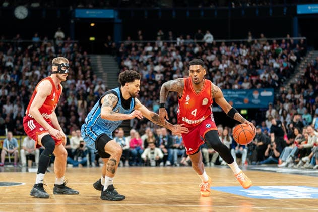 Xavier Rathan Mayes FC Bayern Muenchen Basketball, 04 dribbling against Devon Daniels Veolia Towers Hamburg, 21 , GER, Veolia Towers Hamburg vs FC Bayern Muenchen Basketball, Basketball, Bundesliga, Matchday 22, Season 2025 2026, 29 03 2026 GER, Veolia Towers Hamburg vs FC Bayern Muenchen Basketball, Basketball, Bundesliga, Matchday 22, Season 2025 2026, 29 03 2026 Hamburg Copyright: xEibner-Pressefoto MaxxVincenx EP_MVN