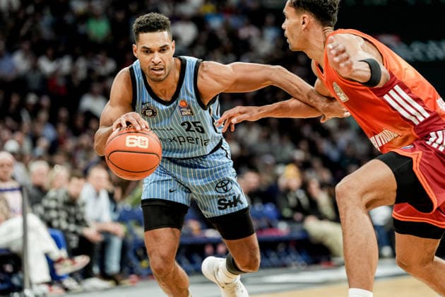 Germany easyCredit BBL, Main Round 2025 26, 22 Matchday Veolia Towers Hamburg vs FC Bayern Munich Basketball Barclays Arena Hamburg Kenneth Ogbe Veolia Towers Hamburg, 25 , Oscar da Silva FC Bayern Munich Basketball, 1 Copyright: xStefanxTrochax