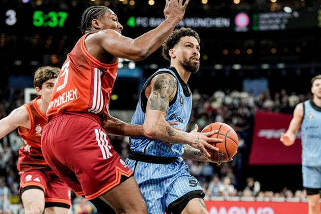 Germany easyCredit BBL, Main Round 2025 26, 22 Matchday Veolia Towers Hamburg vs FC Bayern München Basketball Barclays Arena Hamburg David McCormack FC Bayern München Basketball, 33 , Devon Daniels Veolia Towers Hamburg, 21 , Lay Up Korbleger, Jan Niklas Wimberg Veolia Towers Hamburg, 17 , Neno Dimitrijevic FC Bayern München Basketball, 0 Copyright: xStefanxTrochax