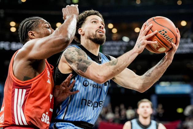 Germany easyCredit BBL, Main Round 2025 26, 22 Matchday Veolia Towers Hamburg vs FC Bayern Munich Basketball Barclays Arena Hamburg David McCormack FC Bayern Munich Basketball, 33 , Devon Daniels Veolia Towers Hamburg, 21 , Lay Up Korbleger, Jan Niklas Wimberg Veolia Towers Hamburg, 17 Copyright: xStefanxTrochax