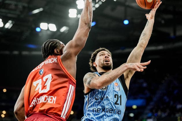 Germany easyCredit BBL, Main Round 2025 26, 22 Matchday Veolia Towers Hamburg vs FC Bayern Munich Basketball Barclays Arena Hamburg David McCormack FC Bayern Munich Basketball, 33 , Devon Daniels Veolia Towers Hamburg, 21 , Lay Up Korbleger Copyright: xStefanxTrochax