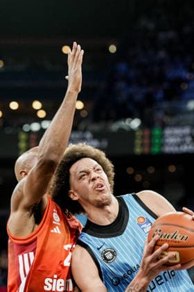 Germany easyCredit BBL, Main Round 2025 26, 22 Matchday Veolia Towers Hamburg vs FC Bayern Munich Basketball Barclays Arena Hamburg Lay Up Korbleger, Zacharie Perrin Veolia Towers Hamburg, 52 , Isaiah Mike FC Bayern Munich Basketball, 22 Copyright: xStefanxTrochax