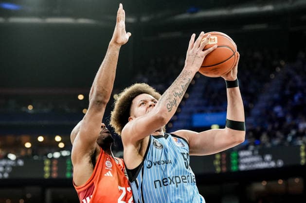 Germany easyCredit BBL, Main Round 2025 26, 22 Matchday Veolia Towers Hamburg vs FC Bayern Munich Basketball Barclays Arena Hamburg Lay Up Korbleger, Zacharie Perrin Veolia Towers Hamburg, 52 , Isaiah Mike FC Bayern Munich Basketball, 22 Copyright: xStefanxTrochax