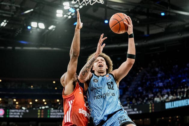Germany easyCredit BBL, Main Round 2025 26, 22 Matchday Veolia Towers Hamburg vs FC Bayern Munich Basketball Barclays Arena Hamburg Lay Up Korbleger, Zacharie Perrin Veolia Towers Hamburg, 52 , Isaiah Mike FC Bayern Munich Basketball, 22 Copyright: xStefanxTrochax