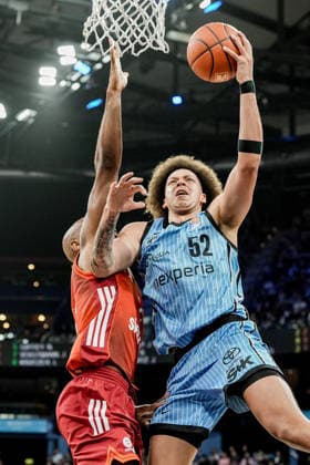 Germany easyCredit BBL, Main Round 2025 26, 22 Matchday Veolia Towers Hamburg vs FC Bayern Munich Basketball Barclays Arena Hamburg Lay Up Korbleger, Zacharie Perrin Veolia Towers Hamburg, 52 , Isaiah Mike FC Bayern Munich Basketball, 22 Copyright: xStefanxTrochax
