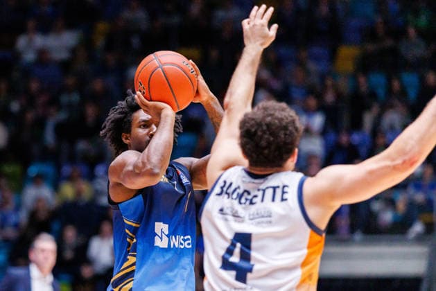 easycredit BBL, Frankfurt Skyliners Rostock Seawolves, 29 03 2026 Isaiah Swope Frankfurt Skyliners, 1 with a three against Elias Baggette Rostock Seawolves, 4 Game of the easycredit BBL Frankfurt Skyliners Rostock Seawolves on Matchday 26 of the 25 26 season at Süwag Energie ARENA on 29 03 2026 Copyright: xBEAUTIFULxSPORTS Hahnex