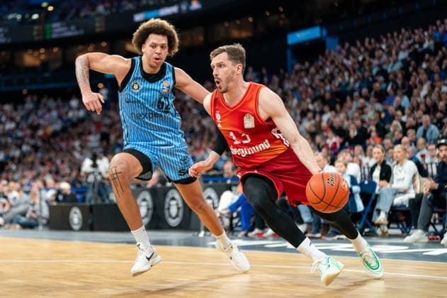 Andreas Obst FC Bayern Muenchen Basketball, 13 dribbling against Zacharie Perrin Veolia Towers Hamburg, 52 , GER, Veolia Towers Hamburg vs FC Bayern Muenchen Basketball, Basketball, Bundesliga, Matchday 22, Season 2025 2026, 29 03 2026 GER, Veolia Towers Hamburg vs FC Bayern Muenchen Basketball, Basketball, Bundesliga, Matchday 22, Season 2025 2026, 29 03 2026 Hamburg Copyright: xEibner-Pressefoto MaxxVincenx EP_MVN