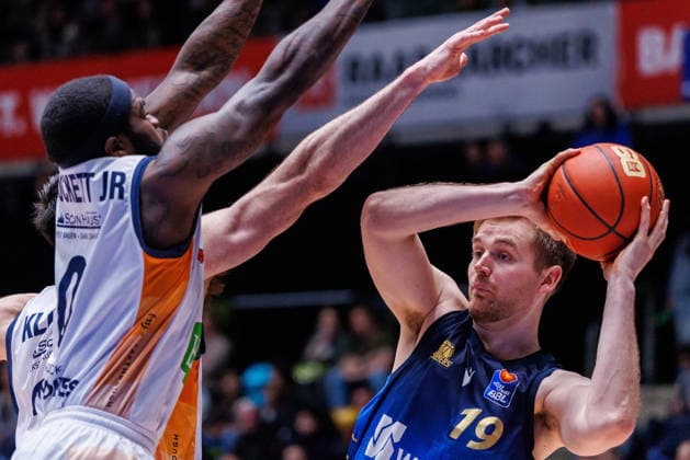 easycredit BBL, Frankfurt Skyliners Rostock Seawolves, 29 03 2026 Till Pape Frankfurt Skyliners, 19 under the basket against TJ Crockett Jr Rostock Seawolves, 0 Game of the easycredit BBL Frankfurt Skyliners Rostock Seawolves on Matchday 26 of the 25 26 season at Süwag Energie ARENA on 29 03 2026 Copyright: xBEAUTIFULxSPORTS Hahnex