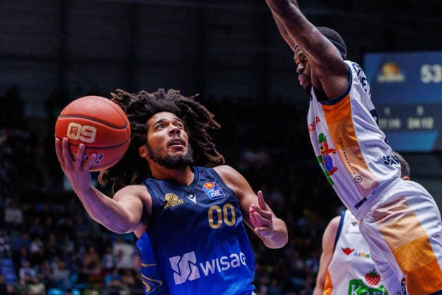 easycredit BBL, Frankfurt Skyliners Rostock Seawolves, 29 03 2026 Tyger Campbell Frankfurt Skyliners, 00 with an underhand throw against TJ Crockett Jr Rostock Seawolves, 0 Game of the easycredit BBL Frankfurt Skyliners Rostock Seawolves on matchday 26 of the 25 26 season at the Süwag Energie ARENA on 29 03 2026 Copyright: xBEAUTIFULxSPORTS Hahnex