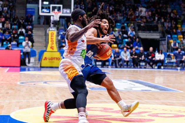 easycredit BBL, Frankfurt Skyliners Rostock Seawolves, 29 03 2026 Tyger Campbell Frankfurt Skyliners, 00 vs TJ Crockett Jr Rostock Seawolves, 0 Game of the easycredit BBL Frankfurt Skyliners Rostock Seawolves on Matchday 26 of the 25 26 season at the Süwag Energie ARENA on 29 03 2026 Copyright: xBEAUTIFULxSPORTS Hahnex