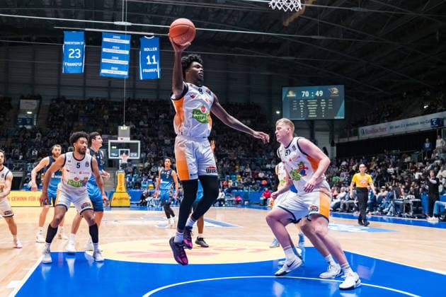 easycredit BBL, Frankfurt Skyliners Rostock Seawolves, 29 03 2026 Kassim Nicholson Rostock Seawolves, 8 secures a rebound Game of the easycredit BBL Frankfurt Skyliners Rostock Seawolves on Matchday 26 of the 25 26 season at the Süwag Energie ARENA on 29 03 2026 Copyright: xBEAUTIFULxSPORTS Hahnex