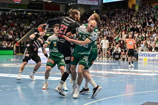 DAIKIN HBL Bundesliga Frisch Auf Göppingen HC Erlangen Göppingen, 29 03 2026 Antonio Metzner HC Erlangen, 27 fails to defend here Marcel Schiller FRISCH AUF Göppingen, 24 Göppingen, 29 03 2026, 26 Matchday of the DAIKIN Handball Bundesliga, Frisch Auf Göppingen HC Erlangen EWS Arena, Göppingen Göppingen, 29 03 2026, 26 Matchday of the DAIKIN Handball Bundesliga, Frisch Auf Göppingen HC Erlangen EWS Arena, Göppingen Copyright: xBEAUTIFULxSPORTS Märklx